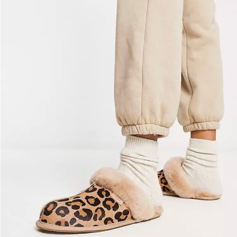 UGG “ Scuffette”Slippers -US Size 5. Leather with rubber sole. Like new. - Picture 8 of 9